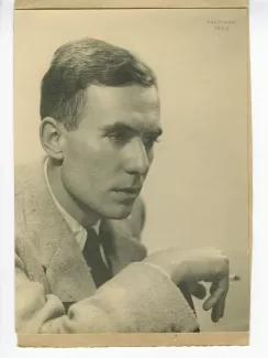 portrait photographique de Pierre Herbart, de ¾ profil fond clair cigarette à la main droite