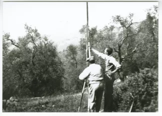 photographie de Pierre Herbart, à droite, et une autre personne, fixant un poteau de hauteur de construction, sur le terrain de la future villa Les Audides