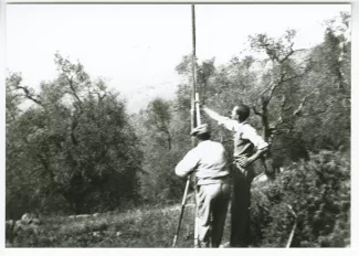 photographie de Pierre Herbart, à droite, et une autre personne, fixant un poteau de hauteur de construction, sur le terrain de la future villa Les Audides