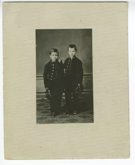 portrait photographique en pied du jeune Jules Laforgue, à droite, et de l'un de ses petits frères Émile Laforgue, au lycée de Tarbes