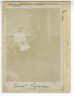 photographie d'Ernest La Jeunesse, en tenue de cuisinier