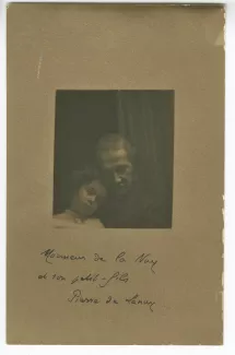 photographie-carte postale de Marc de Lanux, professeur de piano d'André Gide, et son petit-fils Pierre de Lanux