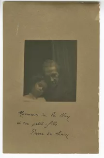 photographie-carte postale de Marc de Lanux, professeur de piano d'André Gide, et son petit-fils Pierre de Lanux