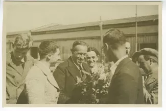 photographie où l'on reconnaît, deuxième à gauche, Eugène Dabit, Jef Last, troisième à gauche, Louis Guilloux, quatrième à gauche, et Jacques Schiffrin, derrière l'homme de dos, été 1936