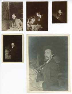 portrait photographique de Paul-Albert Laurens, assis devant un tapis suspendu au mur