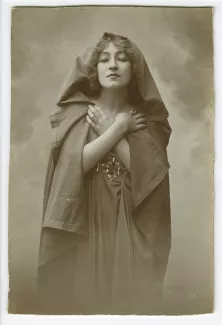 portrait photographique de Georgette Leblanc dans le rôle de Thaïs de Jules Massenet