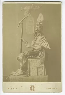 portrait photographique de l'écrivain Pierre Loti, déguisé en Osiris