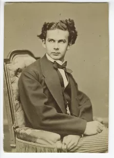 portrait photographique de Ludwig Otto Frederik Wilhelm von Wittelsbach, Louis II de Bavière, assis