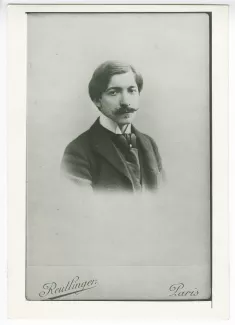 photographie d’un portrait photographique en buste de Pierre Louÿs