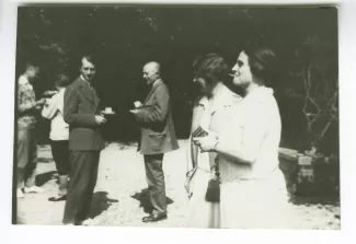 photographie montrant, de gauche à droite, André Malraux, Jean Schlumberger et deux autres participantes, aux décades de Pontigny, août 1928