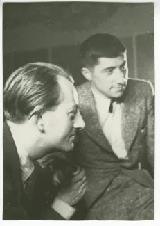 photographie d'André Malraux, à gauche, et Eugène Dabit au 1er Congrès international des écrivains pour la défense de la culture, salle de la Mutualité, 21-25 juin 1935