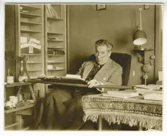 photographie de Roger Martin du Gard, assis, dans sa propriété du Tertre, été 1926