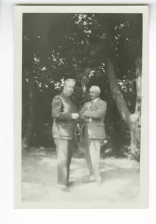 photographie de Roger Martin du Gard, à gauche, et Marcel de Coppet, aux décades de Pontigny, août 1929