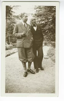 photographie de Roger Martin du Gard, à gauche, et Jacques Copeau, aux décades de Pontigny, août 1929