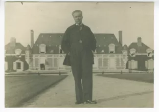 photographie de Roger Martin du Gard devant sa propriété du Tertre