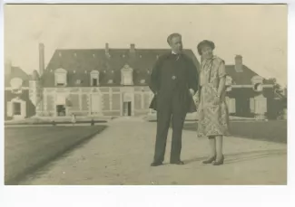 photographie de Roger Martin du Gard et de son épouse Hélène Martin du Gard, devant leur propriété du Tertre