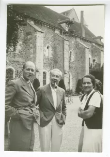 photographie montrant, de gauche à droite, Pierre Drieu la Rochelle, Roger Martin du Gard et Anne Heurgon, aux décades de Pontigny, août 1935