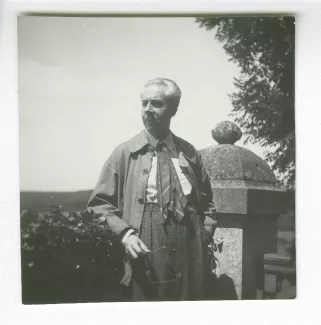 photographie de Roger Martin du Gard, dans sa propriété du Tertre, juillet 1937