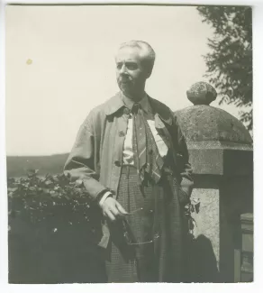 photographie de Roger Martin du Gard, dans sa propriété du Tertre, juillet 1937