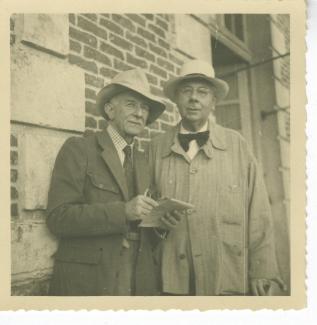 photographie de Jean Schlumberger, à gauche, et Roger Martin du Gard, dans sa propriété du Tertre