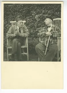 photographie de Roger Martin du Gard, à droite, et Pierre Herbart, au Tertre, septembre 1951