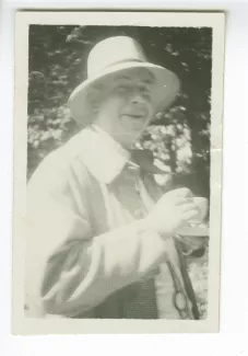 photographie de Roger Martin du Gard, une tasse à la main, aux décades de Pontigny, août 1929