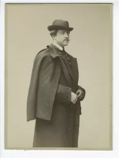 portrait photographique de Camille Mauclair, chapeau sur la tête