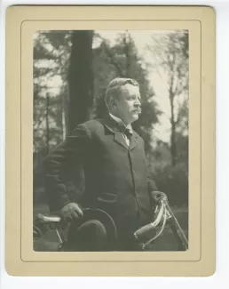 portrait photographique d'Octave Maus, tenant un vélo, mai 1900