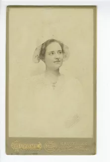 portrait photographique en buste de Madeleine Simon, jeune fille, avec une coiffe