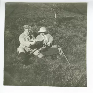 photographie d'Octave Maus et son épouse Madeleine Maus, assis dans la campagne, août 1914