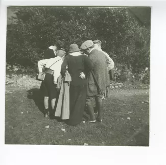 photographie montrant, groupés en cercle, de gauche à droite, Marie-Thérèse Muller, le jeune Jean-Marie Gevaert (le fils de Madeleine Maus), Daisy Weber, Théo Van Rysselberghe et Octave Maus, août 1914