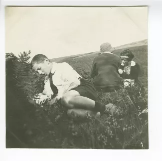 photographie montrant le jeune Jean-Marie Gevaert, le fils de Madeleine Maus, Daisy Weber, de dos, et Marie-Thérèse Muller assis dans la campagne, août 1914