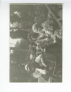 photographie montrant, de gauche à droite, Maria Van Rysselberghe, Charles Dulot, Jeanne Jacob, et deux participantes non identifiées, aux décades de Pontigny, août 1931