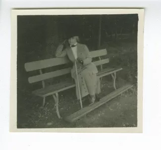 photographie d'Aline Mayrisch, assise sur un banc, au Grand Hôtel Dolder, juillet 1916