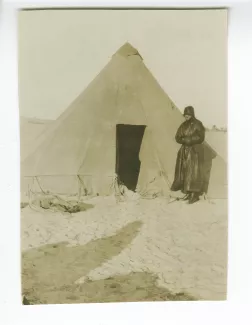 photographie d'Aline Mayrisch, debout près d’une tente