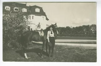 photographie-carte postale d'Andrée Mayrisch, debout près d’un cheval 