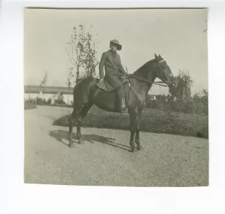 photographie d'Andrée Mayrisch, sur un cheval, août 1913