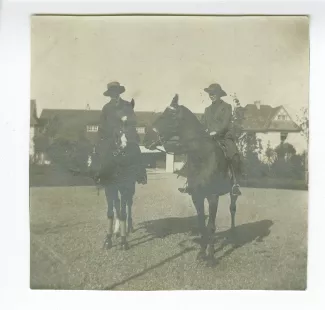 photographie d'Andrée Mayrisch, à droite, sur un cheval, et sa mère Aline Mayrisch [?], août 1913