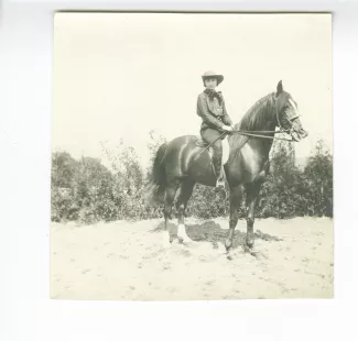 photographie d'Andrée Mayrisch, sur un cheval, été 1913