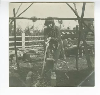 photographie d'Andrée Mayrisch, s’occupant d’un feu, été 1913