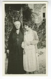 photographie de Jane Harrison, à gauche, et Hope Mirrlees, aux décades de Pontigny