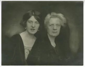 portrait photographique en buste de Jane Harrison, à droite, et Hope Mirrlees