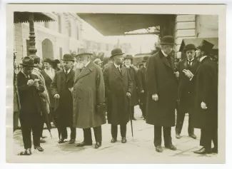 photographie d'Émile Mayrisch (avec une petite malette à la main), délégué luxembourgeois, parmi les délégués lettons, lituaniens et estoniens, à la Conférence économique internationale de Gênes, 10 avril 1922 