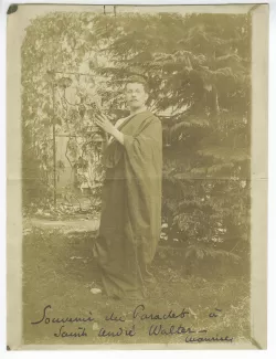 portrait photographique en pied de Maurice Quillot, en toge, dans le jardin de l'ancienne abbaye du Paraclet, chez le baron Walckenaer, père d'André Walckenaer