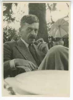 portrait photographique de Charles-Ferdinand Ramuz, assis dans le jardin de la villa Fantaisie, chez Henry-Louis Mermod