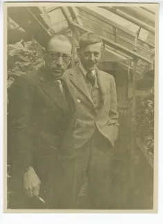 portrait photographique de Charles-Ferdinand Ramuz, à droite, et Igor Stravinsky, dans une serre