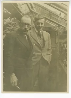 portrait photographique de Charles-Ferdinand Ramuz, à droite, et Igor Stravinsky, dans une serre