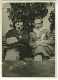 portrait photographique de Charles-Ferdinand Ramuz, à gauche, et Igor Stravinsky, assis sur un banc