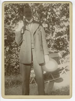 portrait photographique de Fédor Rosenberg, avec une ombrelle, dans le jardin de la propriété de Cuverville