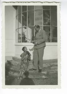 photographie d'Antoine de Saint-Exupéry et Consuelo de Saint-Exupéry, sur les marches, villa El Mirador, printemps 1931